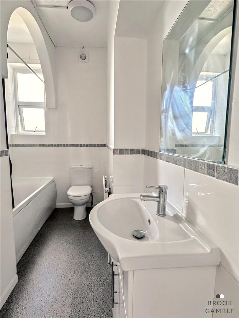 2 Bedroom Flat. Silverdale Road in Eastbourne,  12